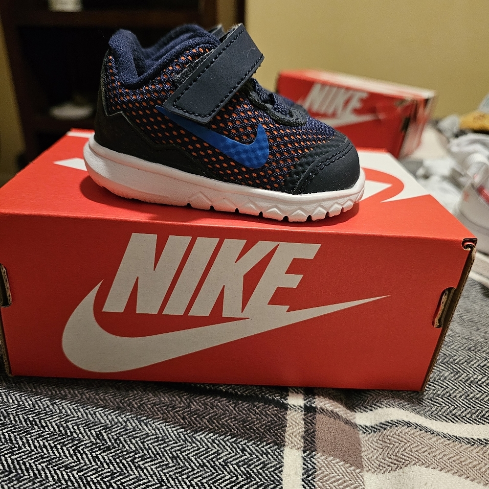 New baby nike shoes size 2c